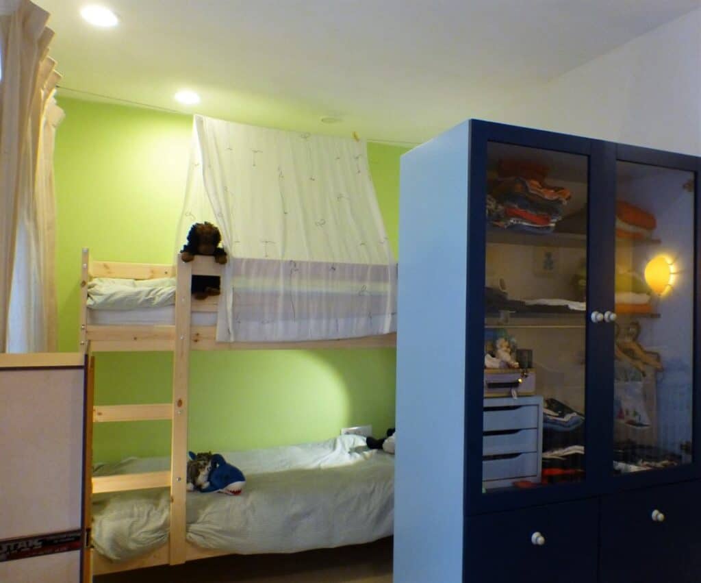 Kinderkamer met stapelbed...