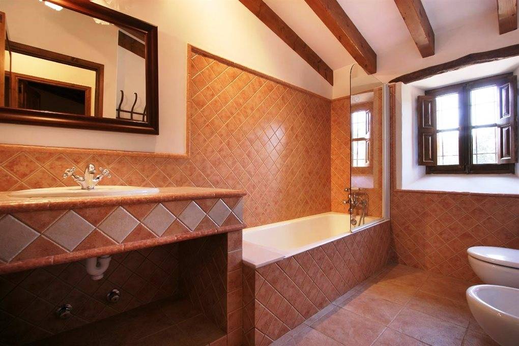 Finca Butxaco heeft een badkamer met ligbad