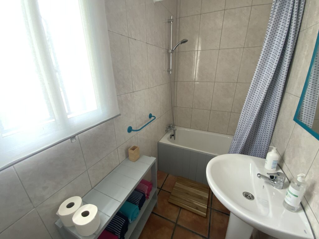 ...grote wastafel en toilet