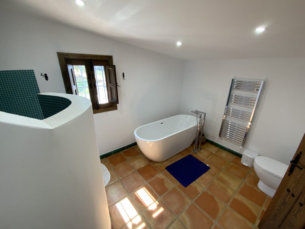 Ook deze slaapkamer heeft een eigen...
