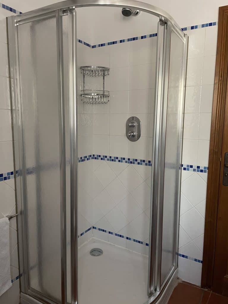 Badkamer met douche...